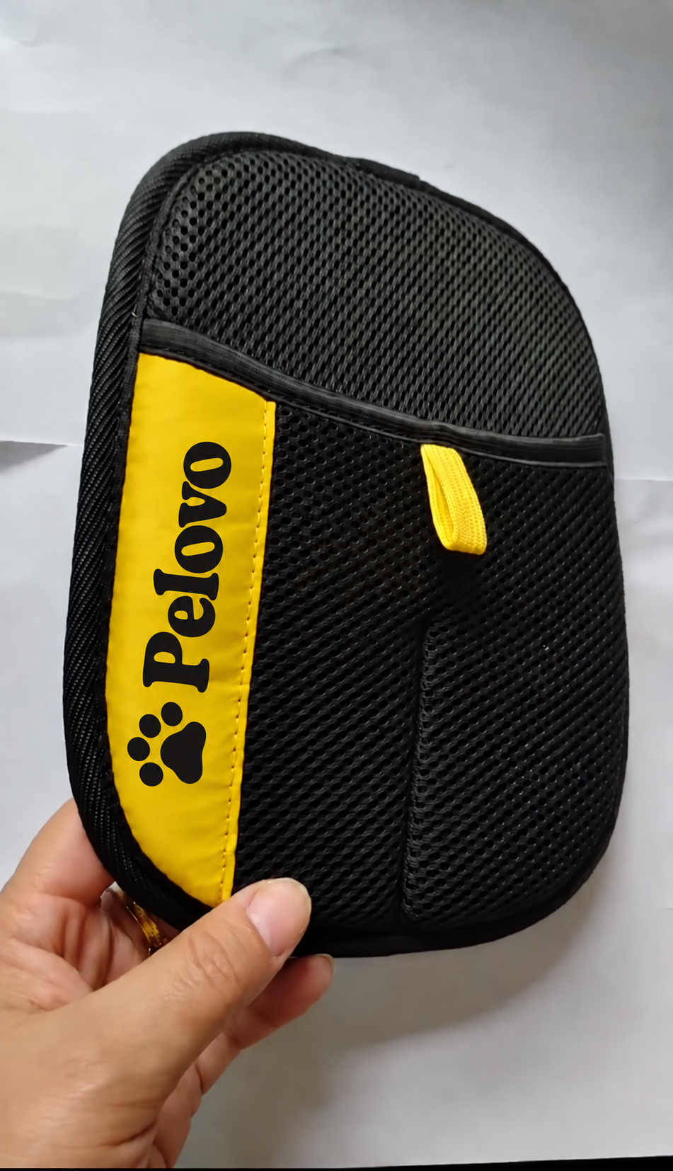 Guante Pelovo mostrado por un cliente